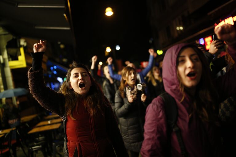 Антиправительственные демонстранты во время акции протеста после референдума. Турция, 17 апреля 2017