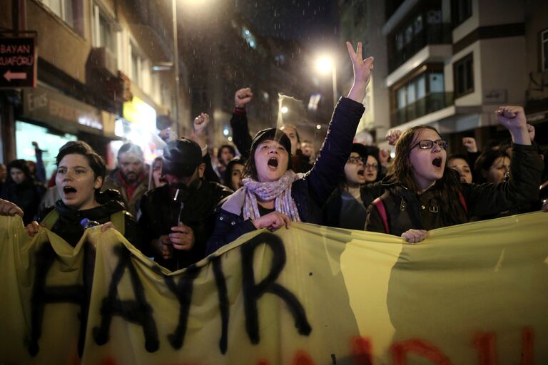 Антиправительственные демонстранты во время акции протеста после референдума. Турция, 17 апреля 2017