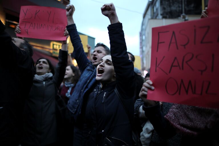 Антиправительственные демонстранты во время акции протеста после референдума. Турция, 17 апреля 2017