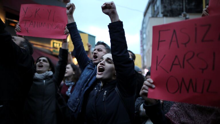 Антиправительственные демонстранты во время акции протеста после референдума. Турция, 17 апреля 2017