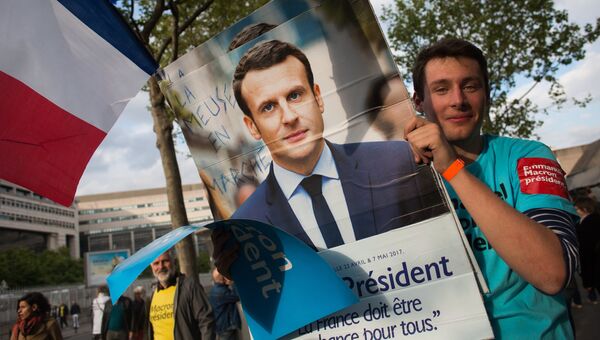 Сторонник кандидата на пост президента Франции, лидера движения Вперёд! (En Marche) Эммануэля Макрона