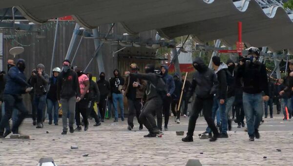Демонстранты забрасывали камнями полицейских на акции против Ле Пен в Париже