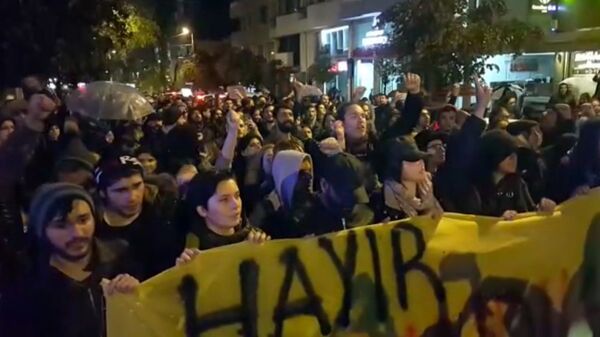 Тысячи стамбульцев вышли на марш против результатов референдума в Турции Тысячи стамбульцев вышли на марш против результатов референдума в Турции
