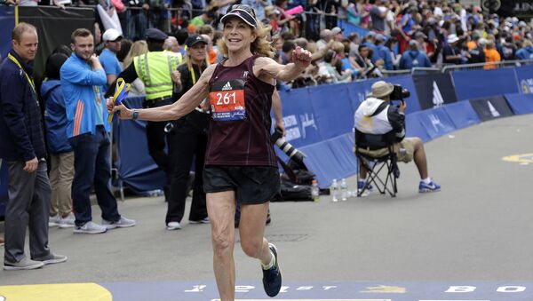 Первая женщина-участница Бостонского марафона Катрин Швитцер пересекает финишную линию. 17 апреля 2017