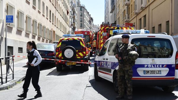 Сотрудники полиции, военные и пожарные на месте задержания двух подозреваемых в подготовке теракта в Марселе, Франция. 18 апреля 2017
