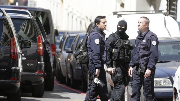 Сотрудники полиции на месте задержания двух подозреваемых в подготовке теракта в Марселе, Франция. 18 апреля 2017