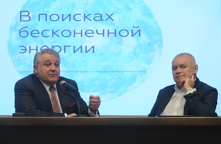 Генеральный директор МИА Россия сегодня Дмитрий Киселев и президент НИЦ Курчатовский институт Михаил Ковальчук во время подписания соглашения о сотрудничестве. 18 апреля 2017