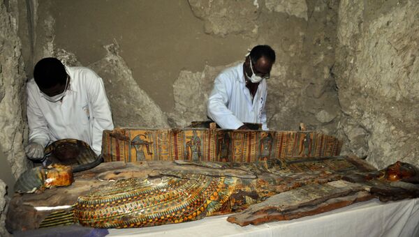 Египетские археологи работают на месте обнаружения гробницы эпохи 18 династии фараонов в Луксоре