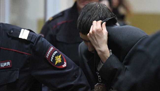 Предполагаемый организатор теракта в метро Петербурга Аброр Азимов после заседания в Басманном суде Москвы