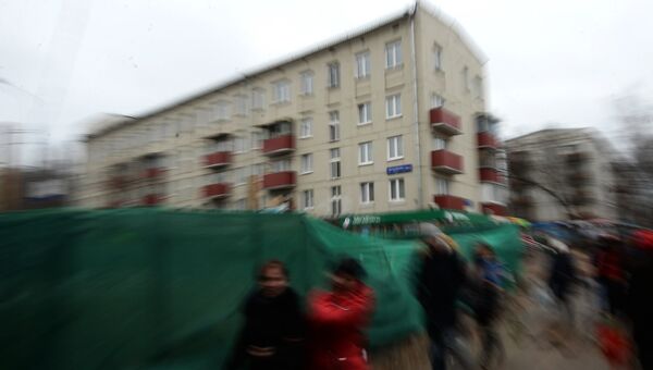 Прохожие идут мимо пятиэтажных жилых домов в районе Измайлово в Москве. Архивное фото