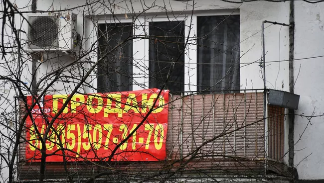Балкон пятиэтажного жилого дома в районе Кузьминки в Москве