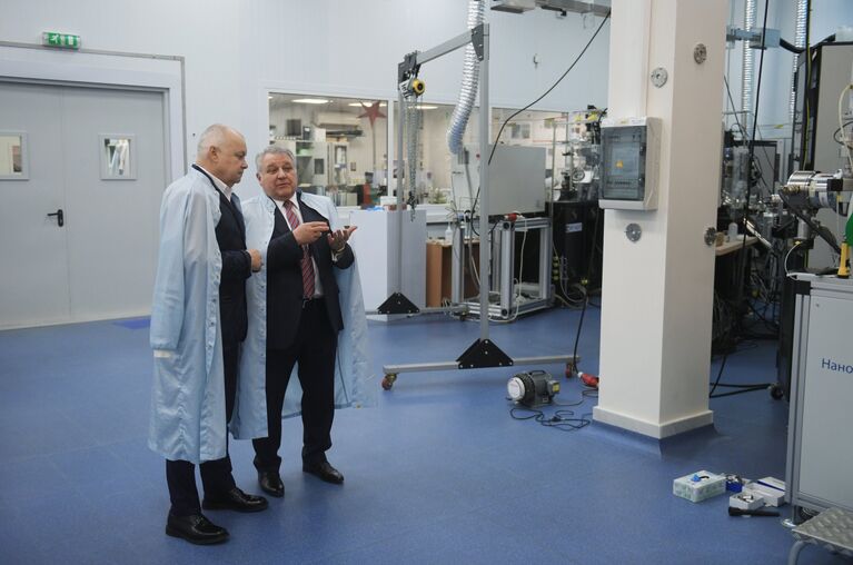 Генеральный директор МИА Россия сегодня Дмитрий Киселев и президент НИЦ Курчатовский институт Михаил Ковальчук во время экскурсии по институту перед подписанием соглашения о сотрудничестве