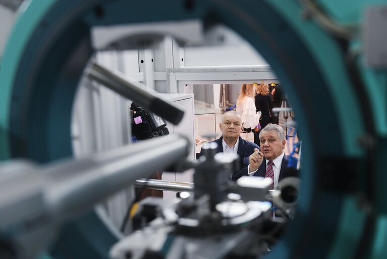 Генеральный директор МИА Россия сегодня Дмитрий Киселев и президент НИЦ Курчатовский институт Михаил Ковальчук во время экскурсии по институту перед подписанием соглашения о сотрудничестве