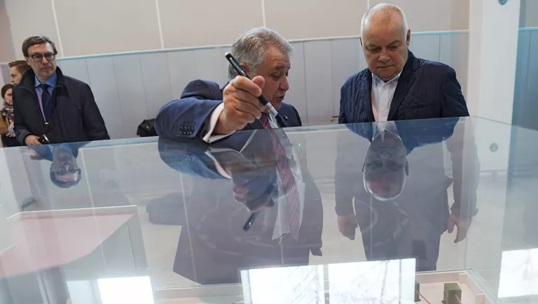 Генеральный директор МИА Россия сегодня Дмитрий Киселев и президент НИЦ Курчатовский институт Михаил Ковальчук во время экскурсии по институту перед подписанием соглашения о сотрудничеств Генеральный директор МИА Россия сегодня Дмитрий Киселев и президент НИЦ Курчатовский институт Михаил Ковальчук во время экскурсии по институту перед подписанием соглашения о сотрудничеств