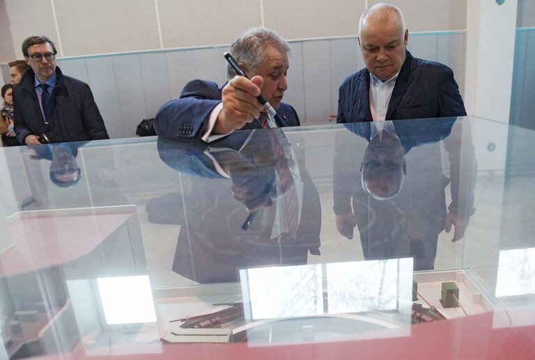 Генеральный директор МИА Россия сегодня Дмитрий Киселев и президент НИЦ Курчатовский институт Михаил Ковальчук во время экскурсии по институту перед подписанием соглашения о сотрудничеств