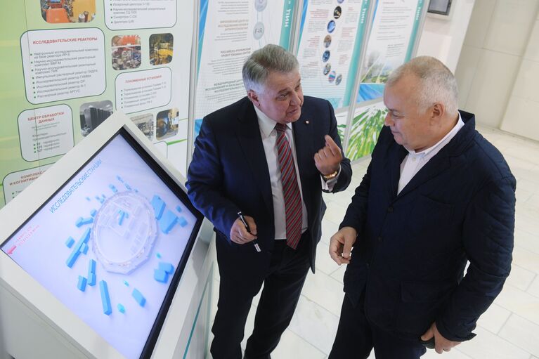 Генеральный директор МИА Россия сегодня Дмитрий Киселев и президент НИЦ Курчатовский институт Михаил Ковальчук во время экскурсии по институту перед подписанием соглашения о сотрудничестве