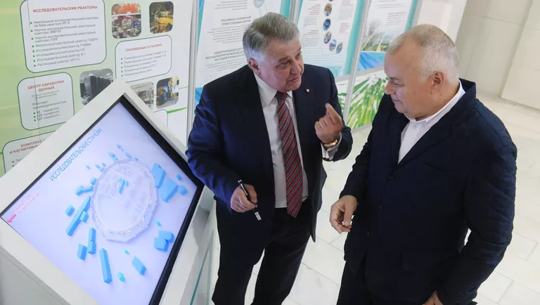 Генеральный директор МИА Россия сегодня Дмитрий Киселев и президент НИЦ Курчатовский институт Михаил Ковальчук во время экскурсии по институту перед подписанием соглашения о сотрудничестве Генеральный директор МИА Россия сегодня Дмитрий Киселев и президент НИЦ Курчатовский институт Михаил Ковальчук во время экскурсии по институту перед подписанием соглашения о сотрудничестве