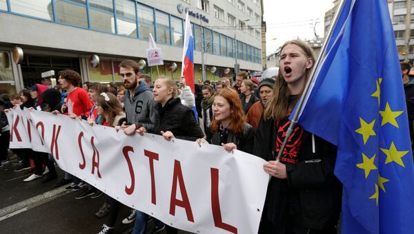 Демонстранты на акции протеста против коррупции в Братиславе