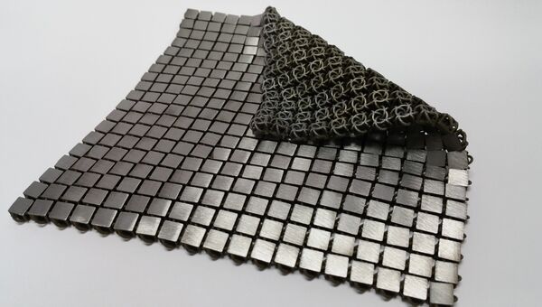 Фрагмент гибкой ткани-кольчуги, напечатанной в НАСА при помощи 3D-принтера