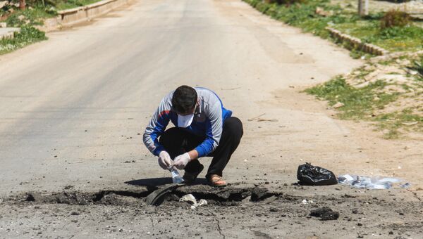 Сбор образцов почвы после химической атаки в городе Хан-Шейхун, Сирия