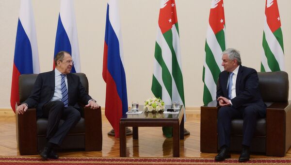 Министр иностранных дел РФ Сергей Лавров и президент Республики Абхазия Рауль Хаджимба во время встречи в Сухуме. 19 апреля 2017