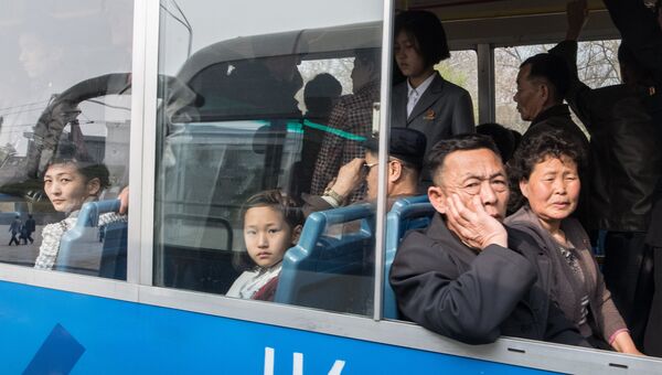 Люди едут в автобусе под одной из улиц в Пхеньяне. Архивное фото
