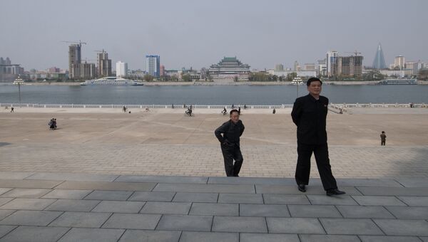 Мужчины на набережной реки Тэдонган в Пхеньяне. Архивное фото