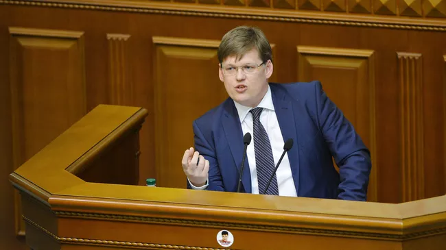 Министр социальной политики Украины Павел Розенко выступает на заседании Верховной рады Украины. Архивное фото