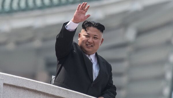 Глава КНДР Ким Чен Ын во время военного парада в Пхеньяне. Архивное фото