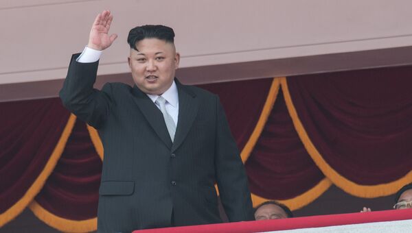 Глава КНДР Ким Чен Ын во время военного парада в Пхеньяне