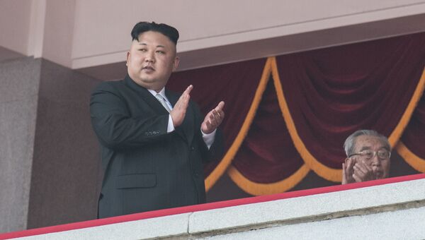 Глава КНДР Ким Чен Ын во время военного парада в Пхеньяне