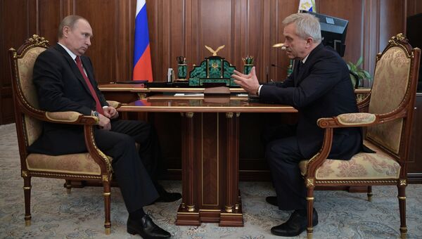 Президент РФ Владимир Путин и губернатор Белгородской области Евгений Савченко. 19 апреля 2017
