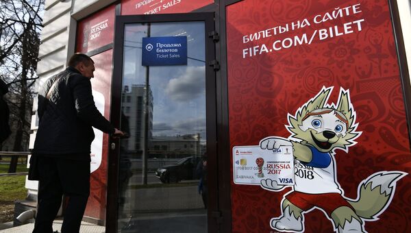 Посетитель Главного билетного центра FIFA в здании Альфа-Банка в Москве. Архивное фото