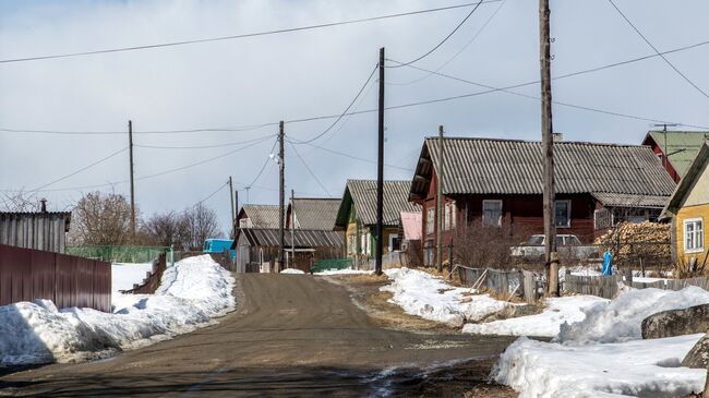 Улица с жилыми домами в деревне