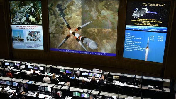 Сотрудники Центра управления полетами во время операции по выведению на орбиту, сближению и стыковке ТПК Союз МС-04 с МКС. 20 апреля 2017