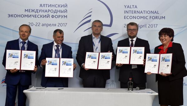 Торжественная церемония гашения почтовой открытки на Ялтинском международном экономическом форуме в Крыму