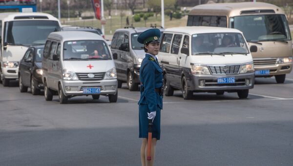 Регулировщица на одной из улиц в Пхеньяне. Архивное фото