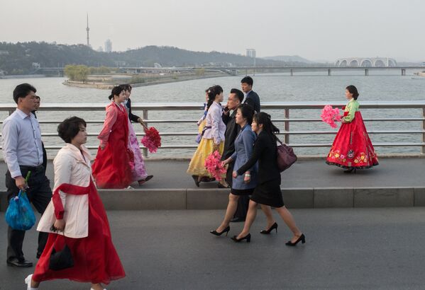 Жители города на улице Пхеньяна