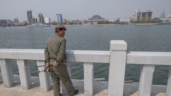 На набережной Тэдонган в Пхеньяне