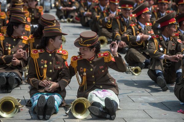 Военнослужащие во время парада, приуроченного к 105-й годовщине со дня рождения основателя северокорейского государства Ким Ир Сена, в Пхеньяне Военнослужащие во время парада, приуроченного к 105-й годовщине со дня рождения основателя северокорейского государства Ким Ир Сена, в Пхеньяне
