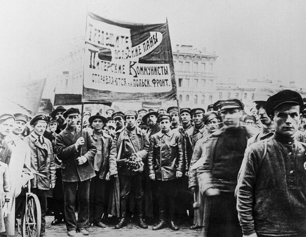 Митинг в поддержку Красной Армии во время Советско-польской войны на территории распавшейся Российской империи. 1920 год Митинг в поддержку Красной Армии во время Советско-польской войны на территории распавшейся Российской империи. 1920 год