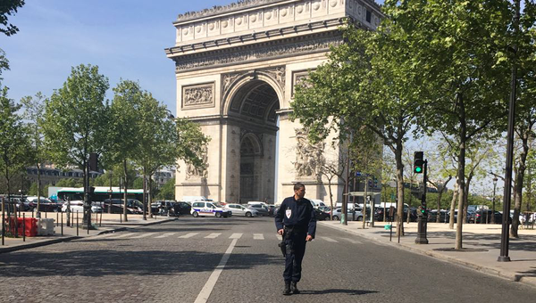 Движение по Елисейским полям в Париже ограничено из-за подозрительного предмета