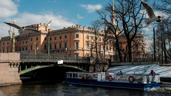 Прогулочное судно на реке Мойка в Санкт-Петербурге