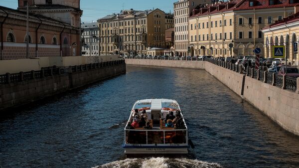 Прогулочное судно на реке Мойка в Санкт-Петербурге
