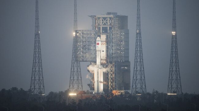 Ракета-носитель Чанчжэн-7 с грузовым космическим кораблем Тяньчжоу-1 на космодроме Вэньчан, Китай