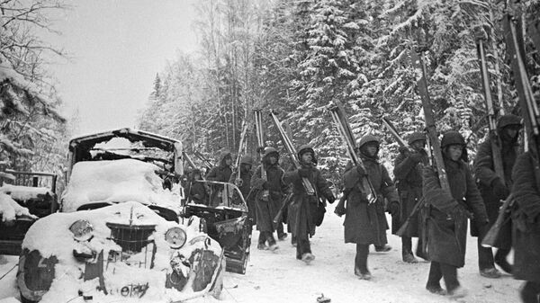 Ленинградский фронт. Лыжный батальон на марше в районе города Тихвин. Декабрь 1941 года 