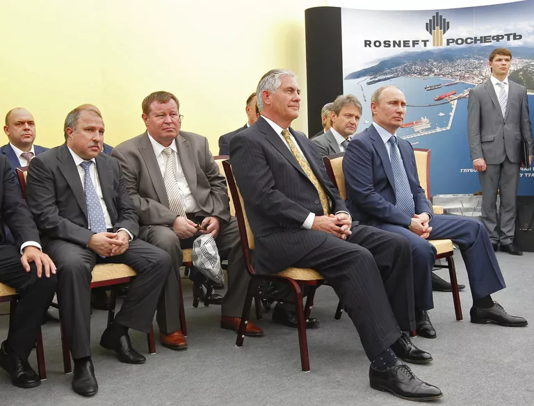 Президент России Владимир Путин и председатель совета директоров компании ExxonMobil Рекс Тиллерсон на церемонии подписания соглашения между Роснефтью и ExxonMobil. 2012 год Президент России Владимир Путин и председатель совета директоров компании ExxonMobil Рекс Тиллерсон на церемонии подписания соглашения между Роснефтью и ExxonMobil. 2012 год