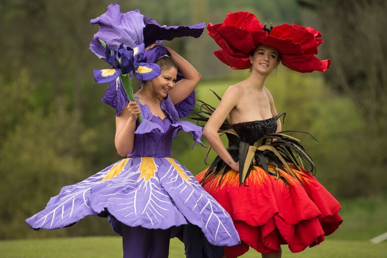 Модели в цветочных платьях во время Выставки весенних цветов в Йоркшире, Англия