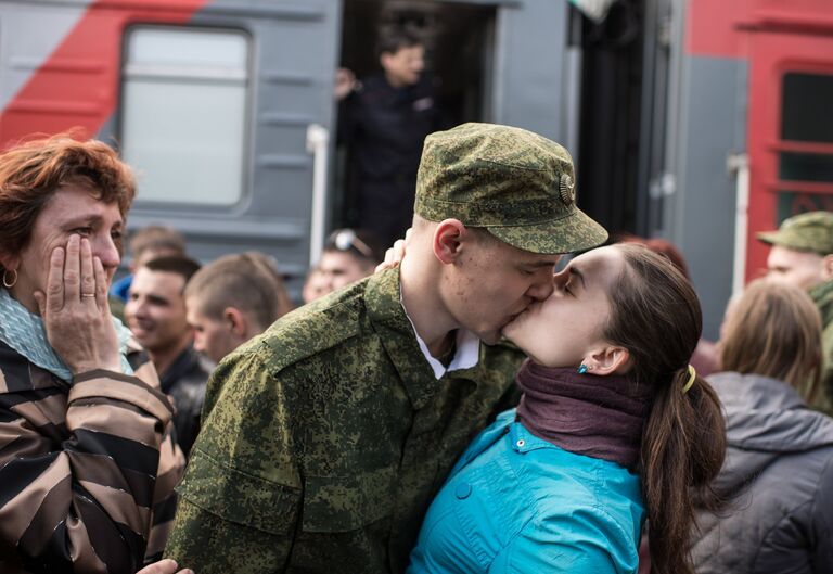 Призывник прощается с девушкой на перроне вокзала в Омске