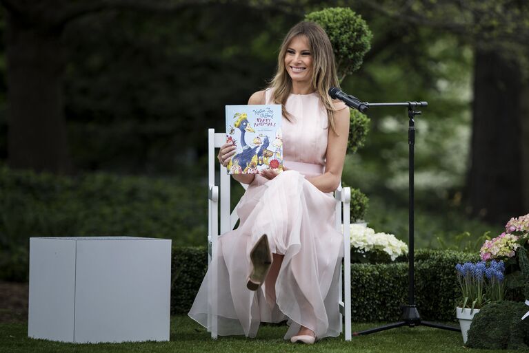 Первая леди США Меланья Трамп читает книгу детям во время пасхального праздника в Белом доме